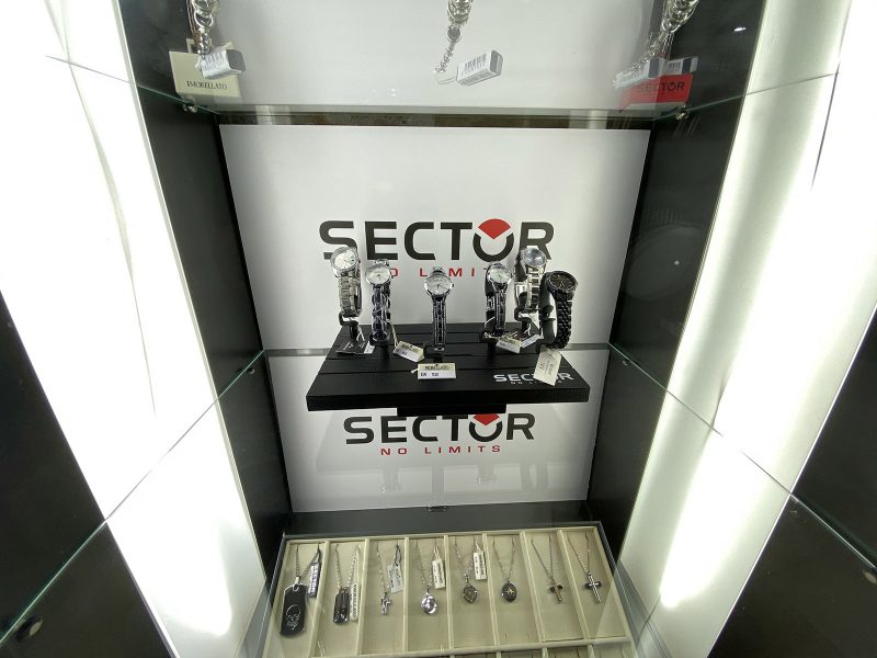Orologi Sector esposti nella bottega