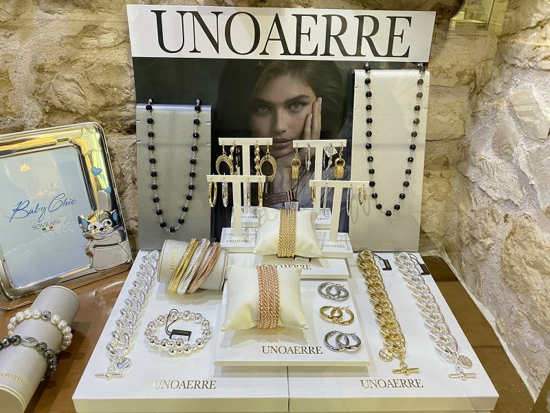 Gioielli Unoaerre esposti nella bottega