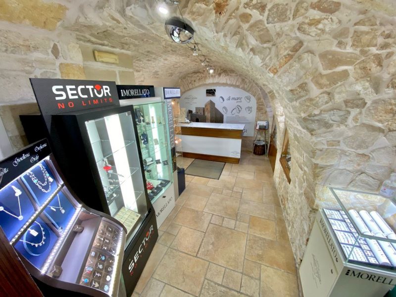 Ingresso e vetrine interne della gioielleria