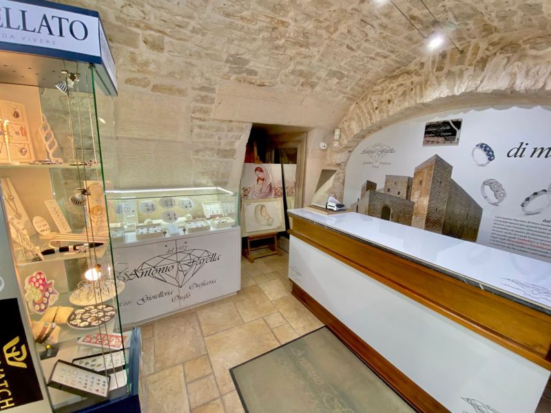 Banco e interno della gioielleria Farella