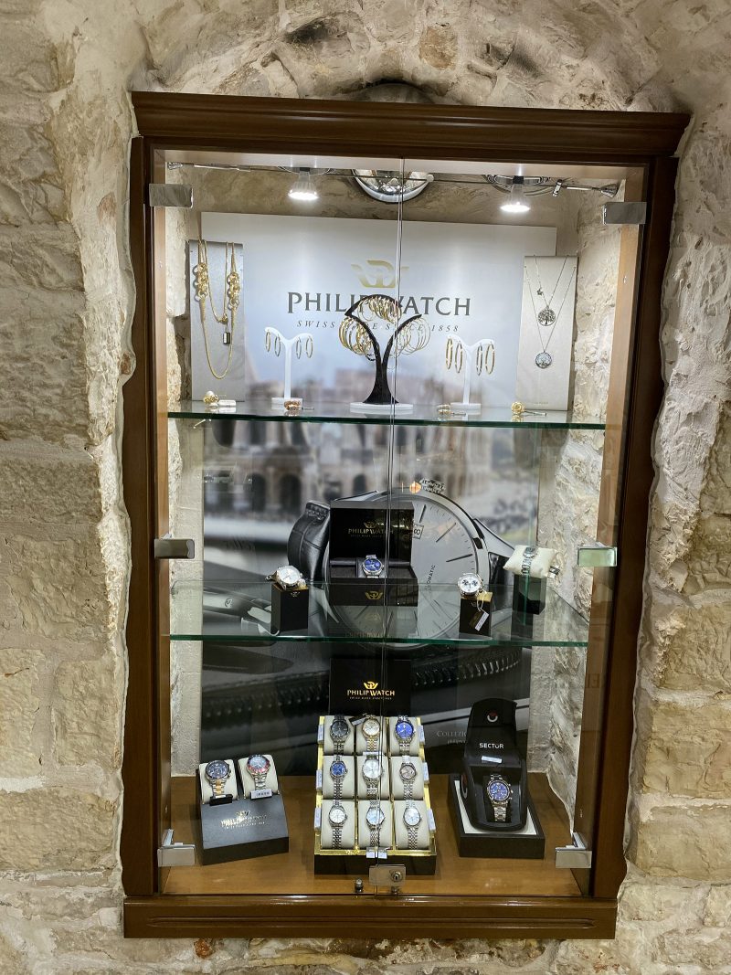 Vetrina ad arco all’interno della bottega