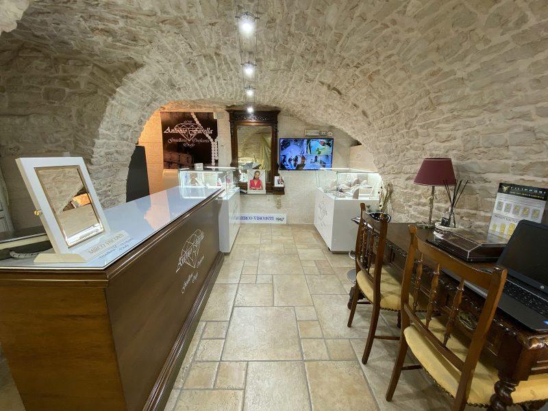 Interno in pietra della gioielleria Farella