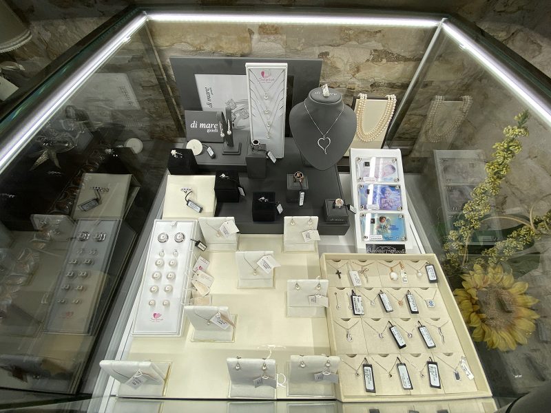 Vetrina con collane, bracciali e orecchini